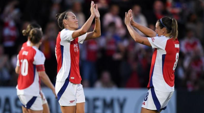 Caitlin Ford skórovala, když Arsenal Women porazil Rangers 6:0 a postoupil